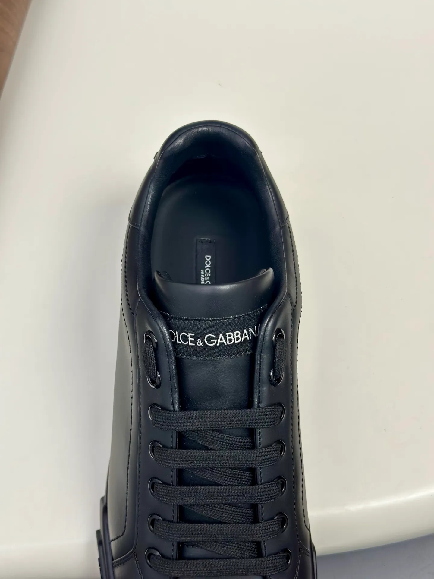 New product 💰800 DG Dolce & Gabbana men's shoes 💰ortofino calfskin sneakers ♞size; 39~44 (customized 38.45.46) Iconic men's shoes 💰ortofino series of sneakers, classic and timeless style, now presented with fashionable details. The calfskin engraved DG logo is a subtle finishing touch. Men's shoes💰ortofino calfskin sneakers: